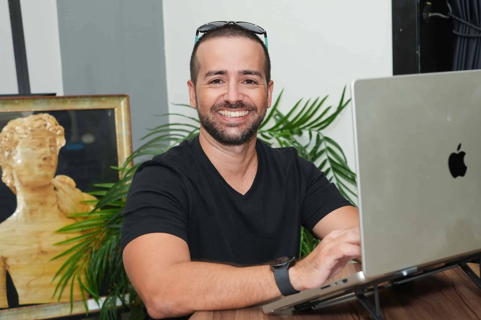 שמוליק חזן מחייך ליד הלפטופ